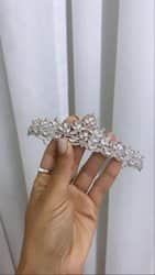 כתר הדר אבני זרקון פרח