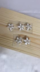 סיכת פרח לשיער לבן